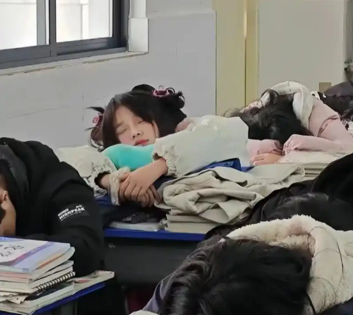 清晨的状态千差万别孩子们思想活跃渴望捧着书本沉溺阅览