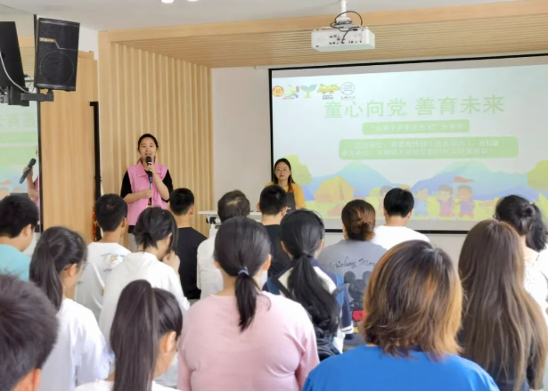 教育辅导中时常通过引导家长回看日常的互动形式从亲子沟通